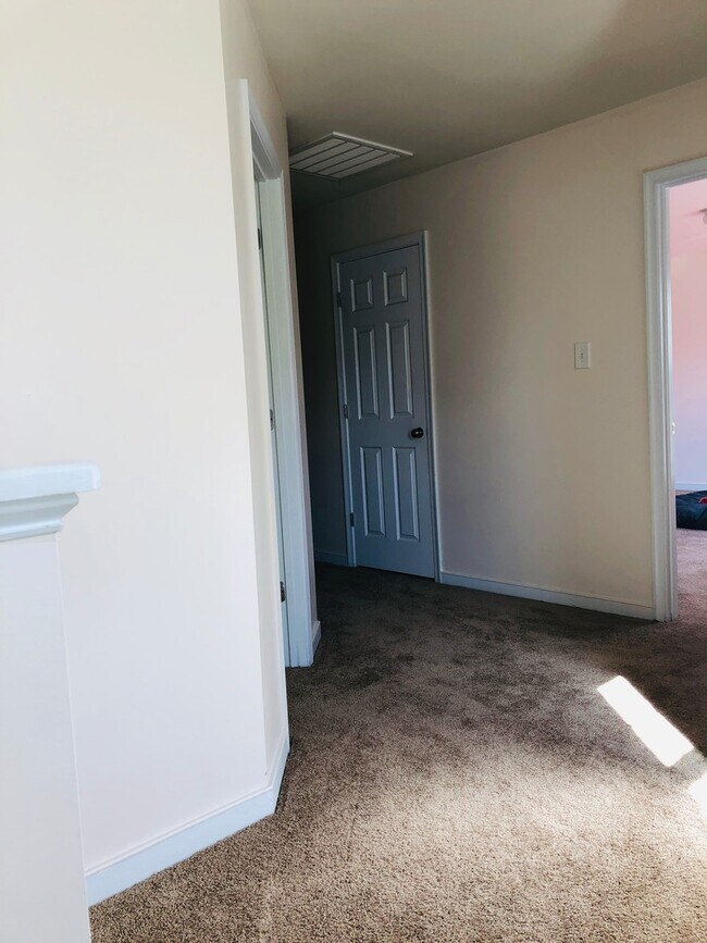 Building Photo - 3 Bdrm/2.5 Bth Home Located Close to I-95