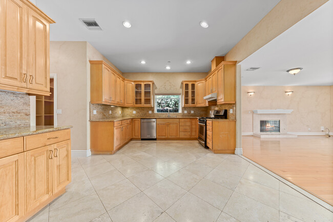 Kitchen w/ walk in pantry - 1026 E Verdugo Ave