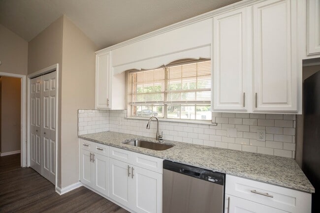 Building Photo - ** 3 bed 2 bath located off Wares Ferry Rd ** call (334) 366-9198 for a showing self tour