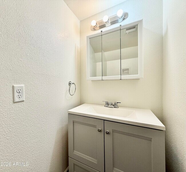 Building Photo - 1418 E Knoll Cir