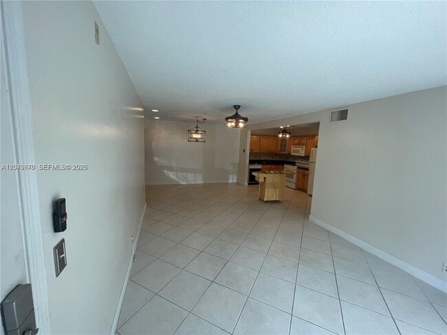 Building Photo - 110 Cypress Club Dr