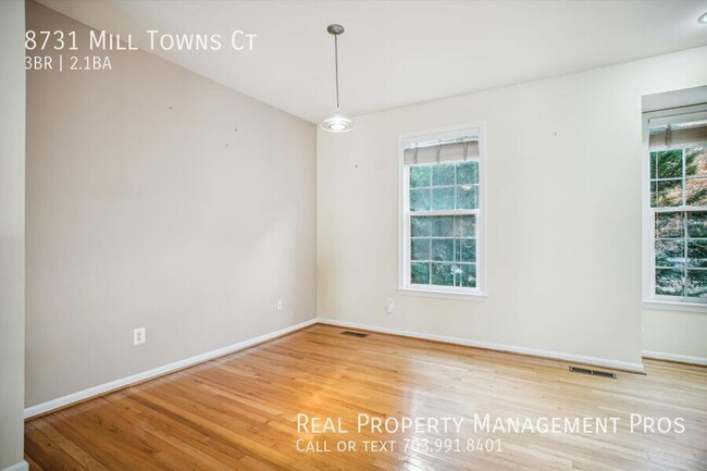 Building Photo - Bright & Spacious End-Unit Townhome – Perf...