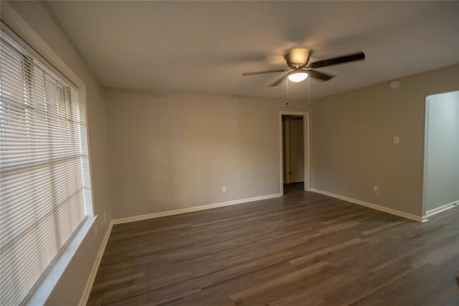 Building Photo - 3318 Kentwood Dr