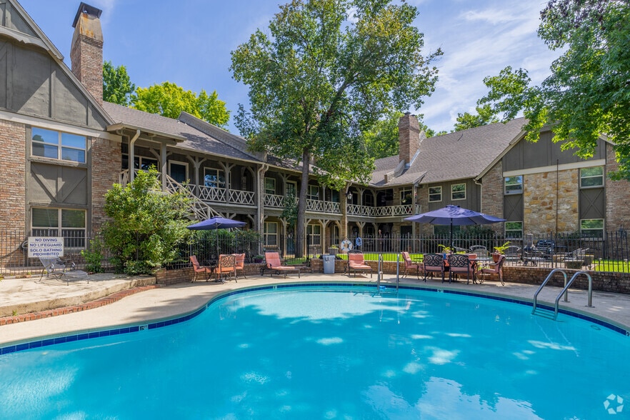 Pool - Heatherwood Apartments