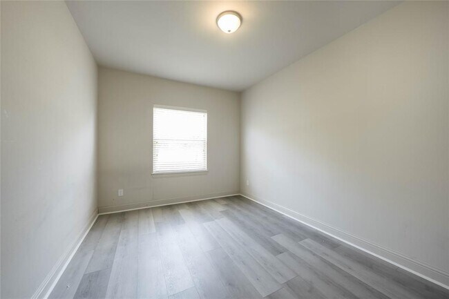 Building Photo - 2745 Troutt Dr
