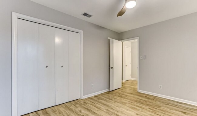 Building Photo - Charming Town Home Available August 12th.