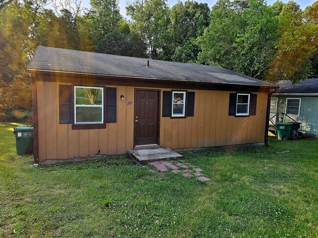 Primary Photo - 2 BR off Old Winston Rd!