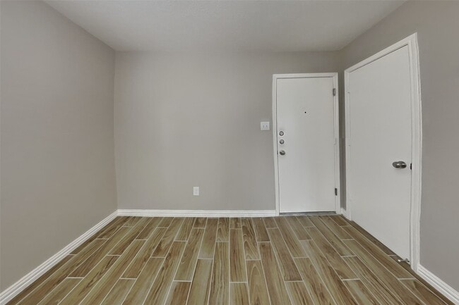 Building Photo - 11950 Rolling Stream Dr