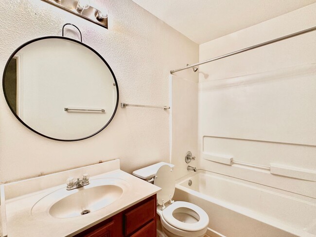 Building Photo - Spacious 3x2.5 South Austin Home