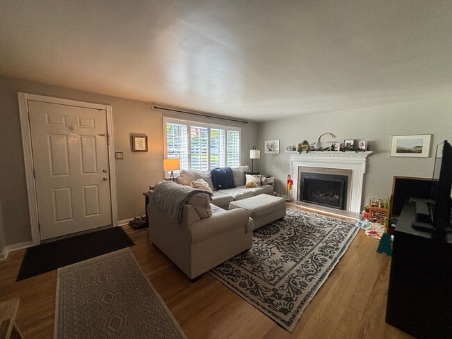 Building Photo - Beautiful 4 Bedroom Home In Mt. Lebanon!