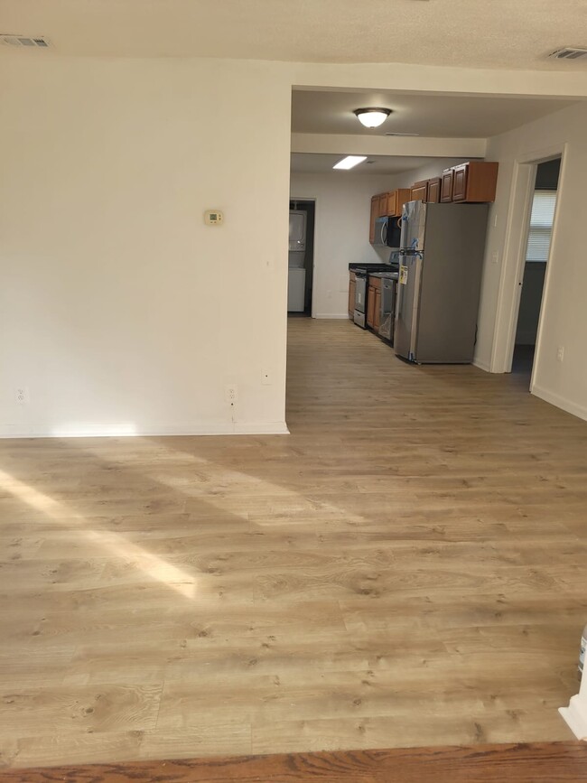 Building Photo - 912 Elfin Ave