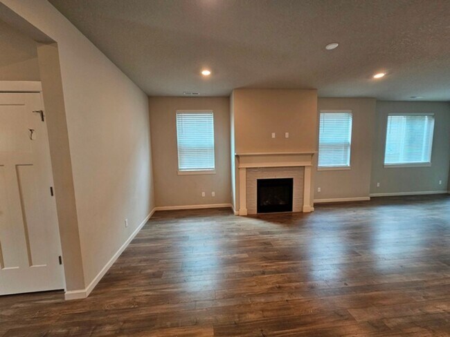 Building Photo - 5Bd/3Ba Two Story House - For viewing!