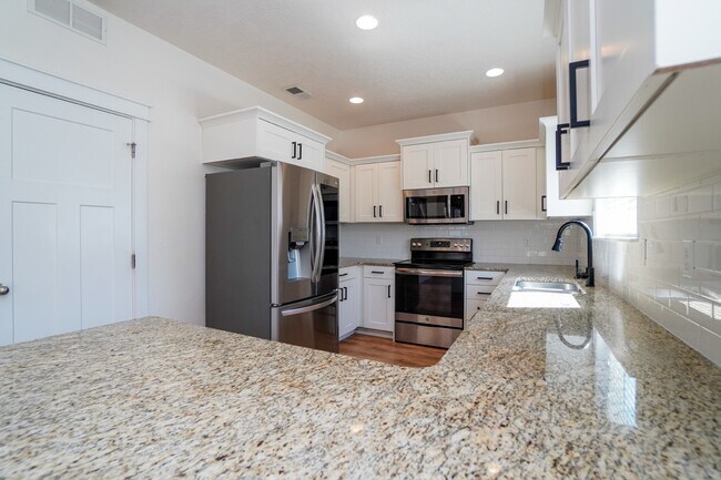 Building Photo - 1655 N Azurite Pl