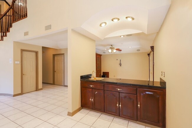 Building Photo - 503 W Avon Ct