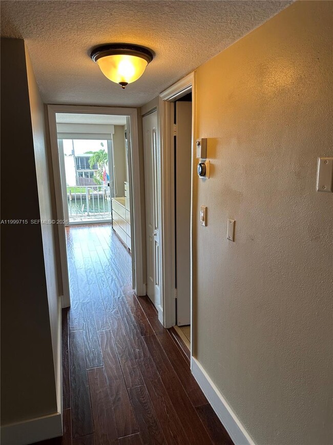 Building Photo - 925 NE 26th Ave