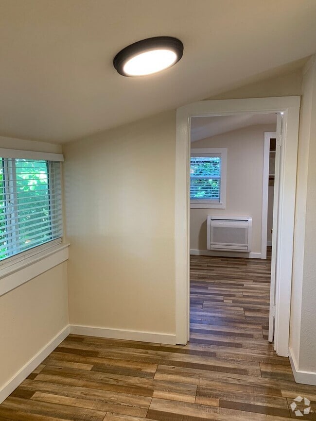 Building Photo - Remodeled/ private setting