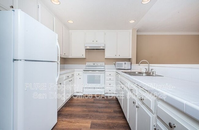 Building Photo - 12555 Oaks N Dr