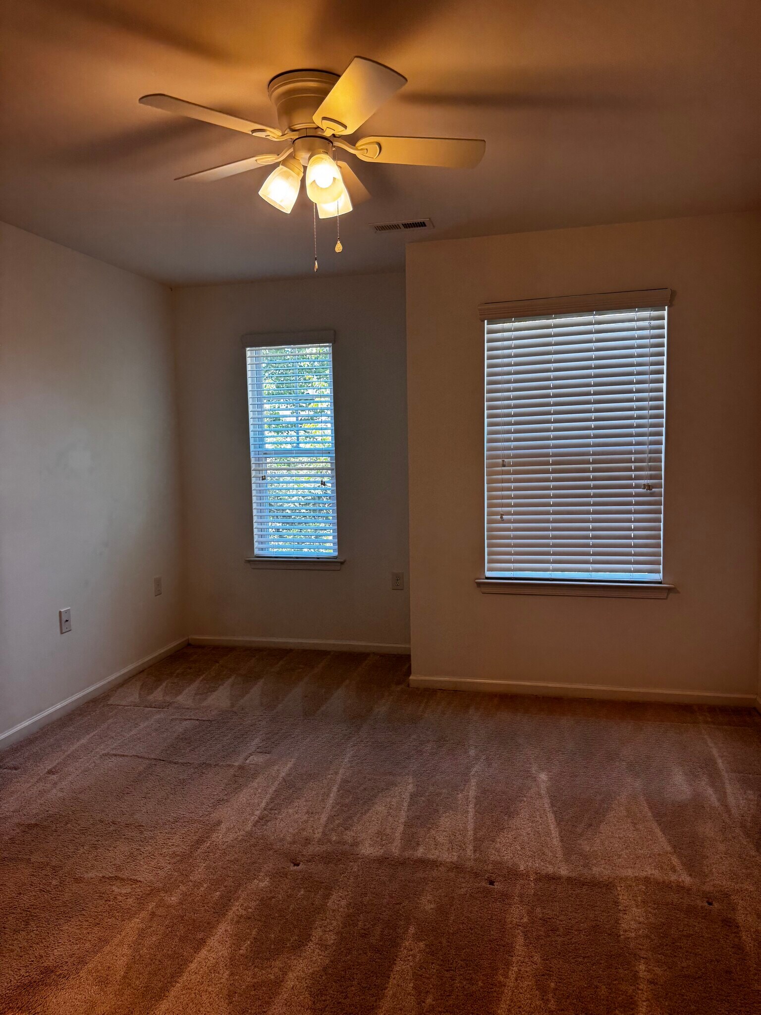 Building Photo - 4044 Clarendon Way