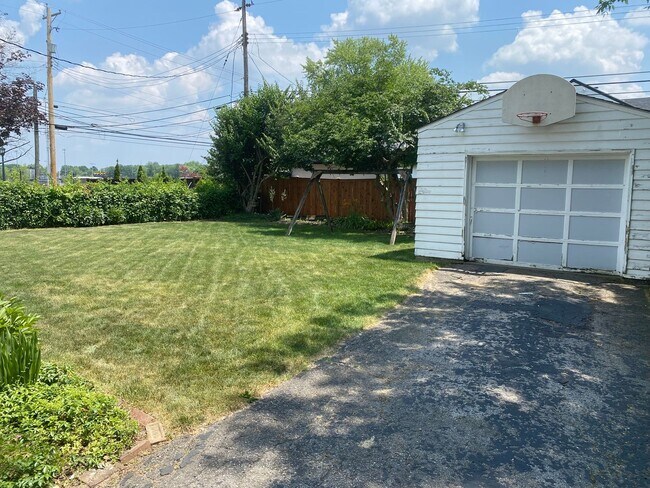 Building Photo - 3 Bedroom 1.5 Bathroom Single Family Home ...