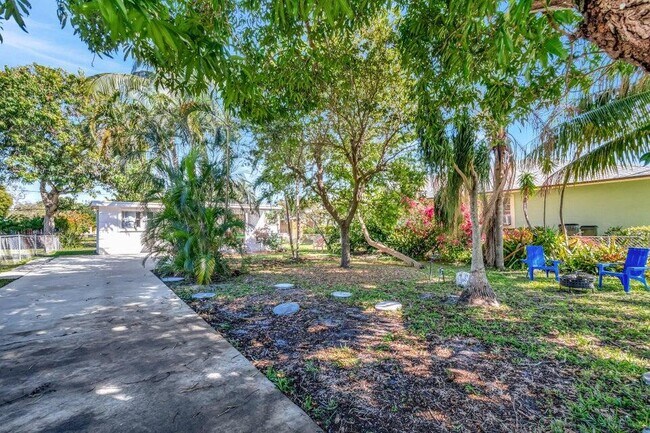 Building Photo - 237 SW 3rd Ave