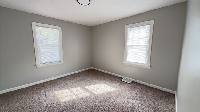 Building Photo - 2302 S Hackley: Completely Renovated 2 Bedroom, 1 Bath Home! Available Now! Washer & Dryer Hookups!