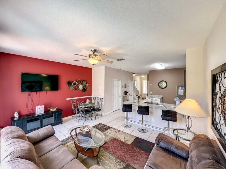 Building Photo - 2421 Silver Palm Dr