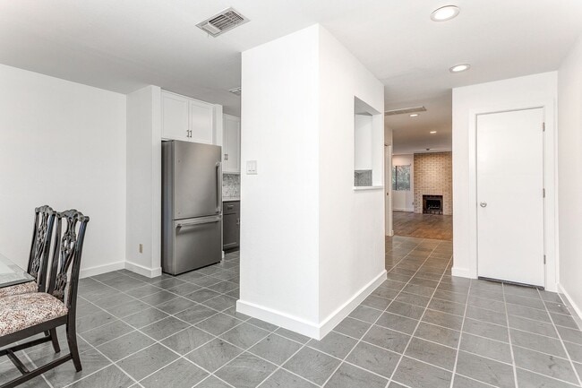 Building Photo - TCU / Medical District Townhome