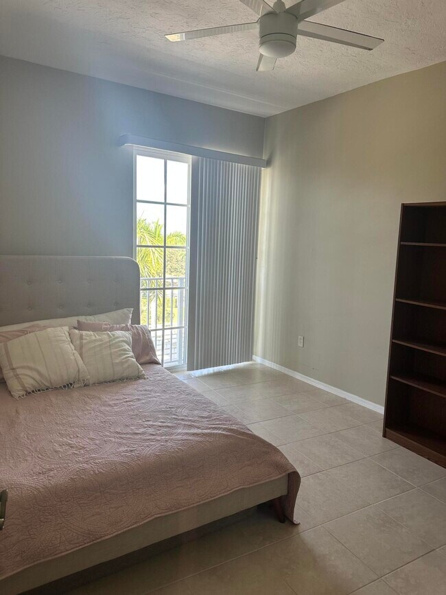 Building Photo - 1200 Town Center Dr