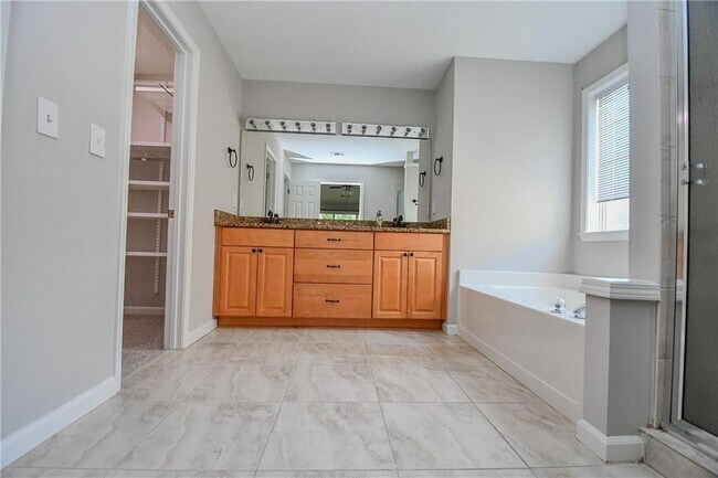 Building Photo - 11765 Carriage Park Ln