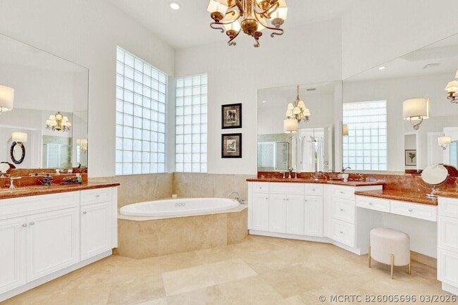 Building Photo - 528 Les Jardin Dr