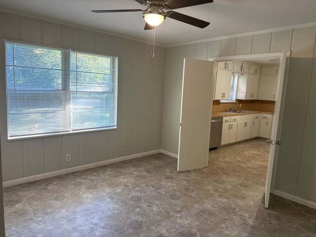 Building Photo - 3 Bedroom Home with Large Backyard near An...