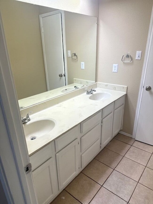 Building Photo - Charming 2 Bedroom, 2 Bathroom Duplex Near Lakeline Mall!