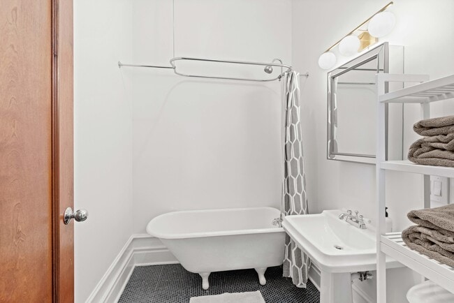 Building Photo - 1400 W Chestnut St