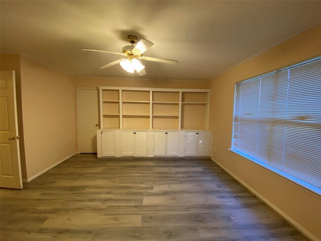 Building Photo - 215 W New Meadows Dr