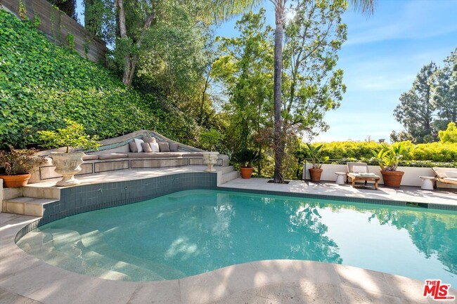 Building Photo - 2328 San Ysidro Dr