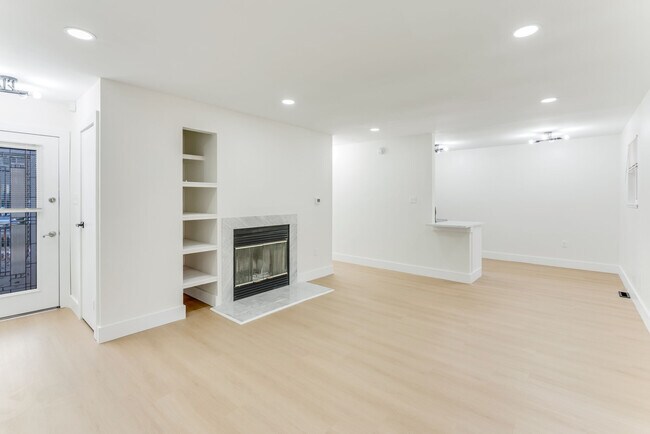 Building Photo - Indian Oaks Townhomes