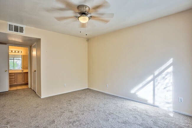 Building Photo - 2 Bed, 2 Bath Beautiful condo available now!