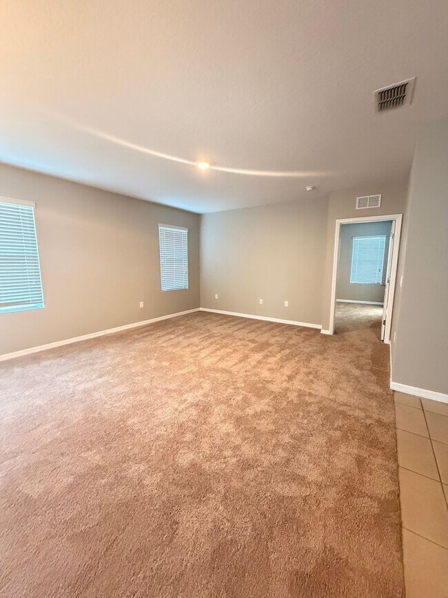 Building Photo - 4 Bedroom, 2 bathroom, spacious home in Winter Haven ...