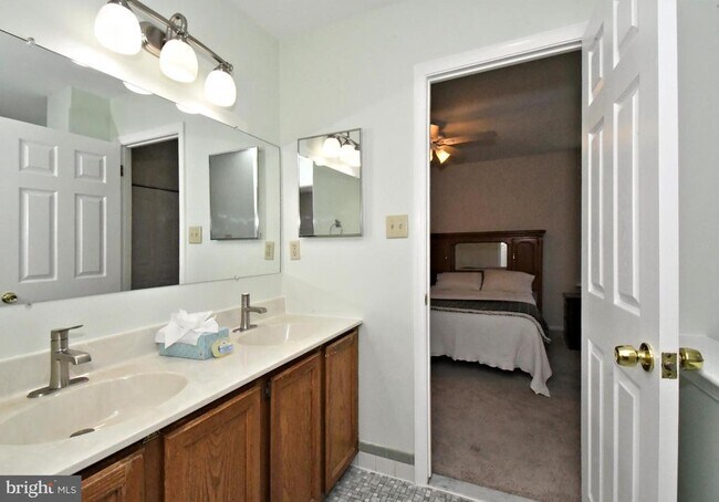 Building Photo - 2489 Hillendale Dr