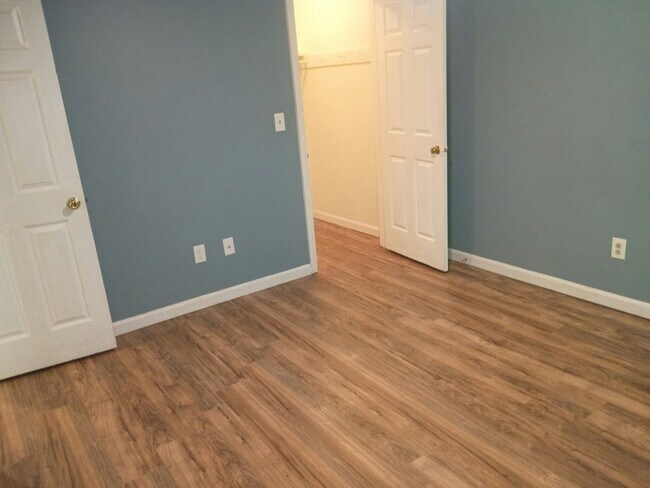 Building Photo - 11 RiverBend Dr