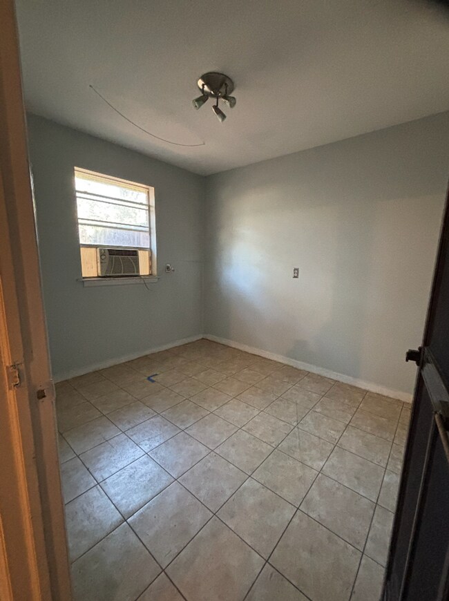 Building Photo - Three bedroom, Two Bathroom Single Family Home for Rent in Wilmington Park!