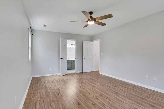 Building Photo - Gorgeous 4 bedroom, 3 1/2 bathroom home wi...