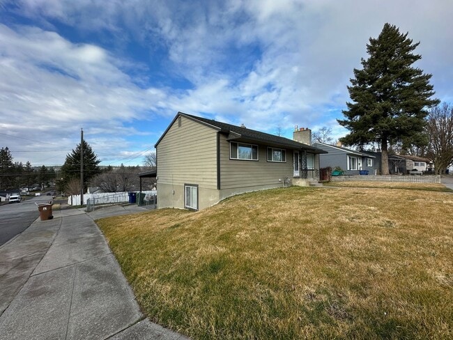 Building Photo - Spacious Northside 4-Bed, 2-Bath Ranch with Hardwood Floors