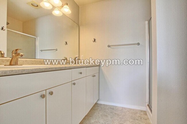 Building Photo - 3 Bed,2 Bath Townhome By the Columbia River in Northwynd Community