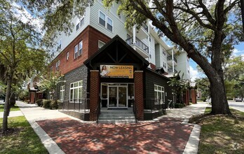 Building Photo - LynCourt Square