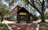 Building Photo - LynCourt Square