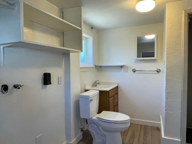 Building Photo - Great 1 Bedroom 1 Bath Cottage-ALL UTITLITES INCLUDED, except Power