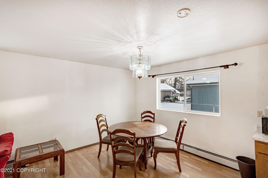 Building Photo - 305 N Bonanza St