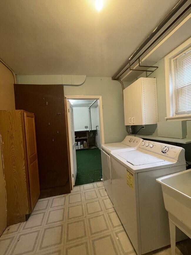 Building Photo - 918 Sylvan Ave