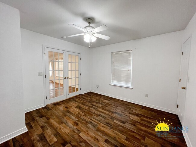 Building Photo - Crestview Home with Beautiful NEW back deck!